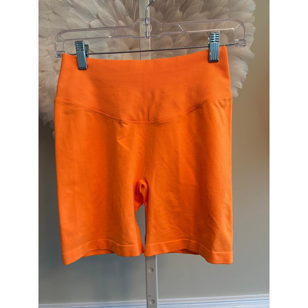 PARAGON APRICOT CURVEFLEX HIGH-RISE SEAMLESS SHORTS  6"SIZE M